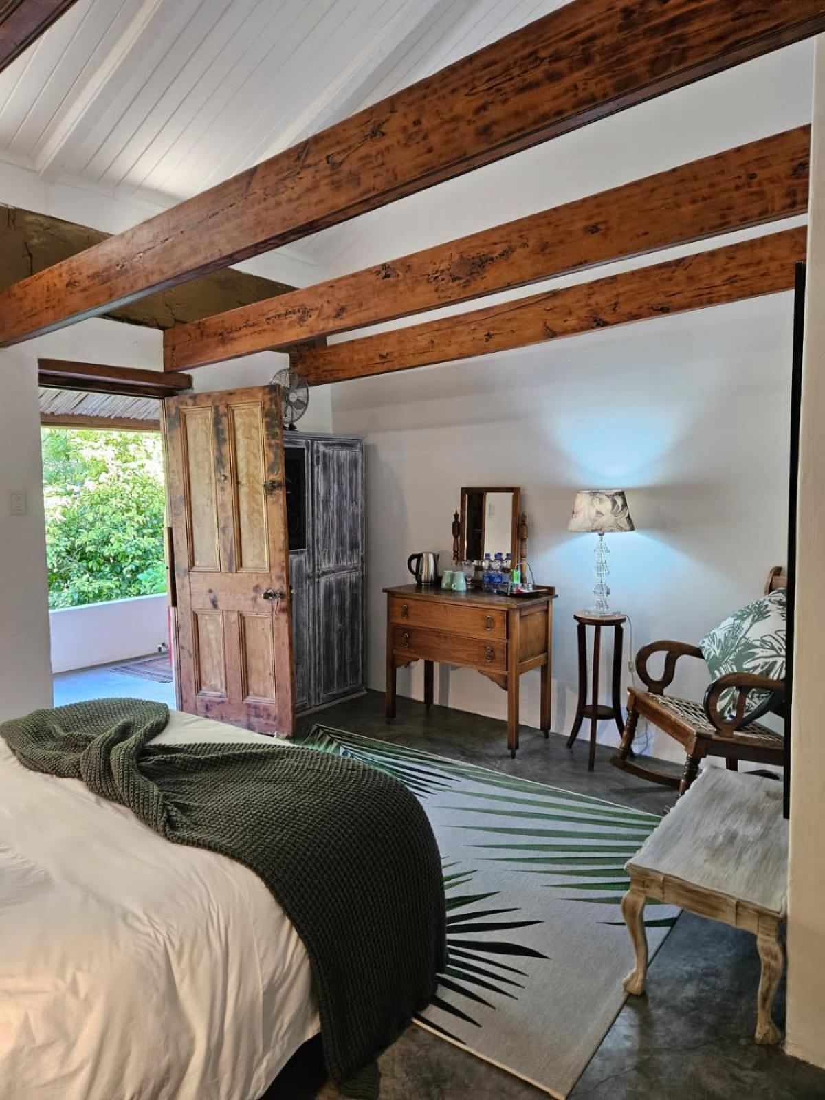 The Riverdeck And Backpackers Lodge