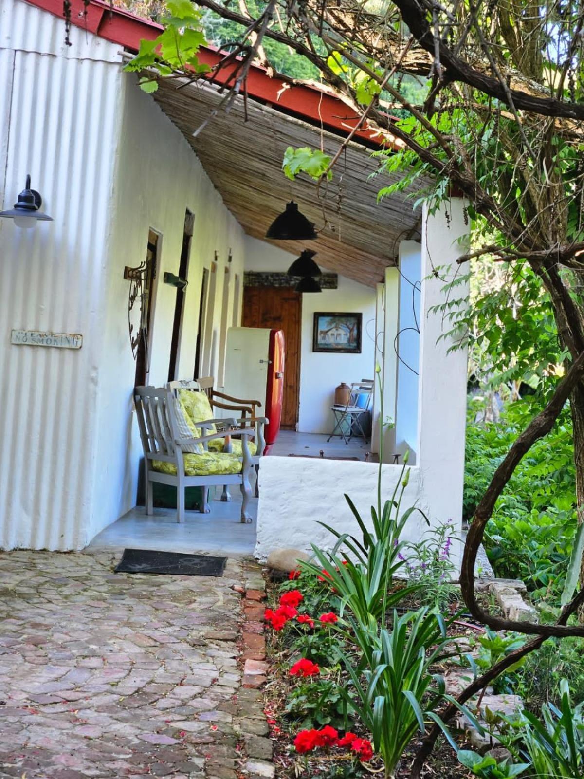 The Riverdeck And Backpackers Lodge