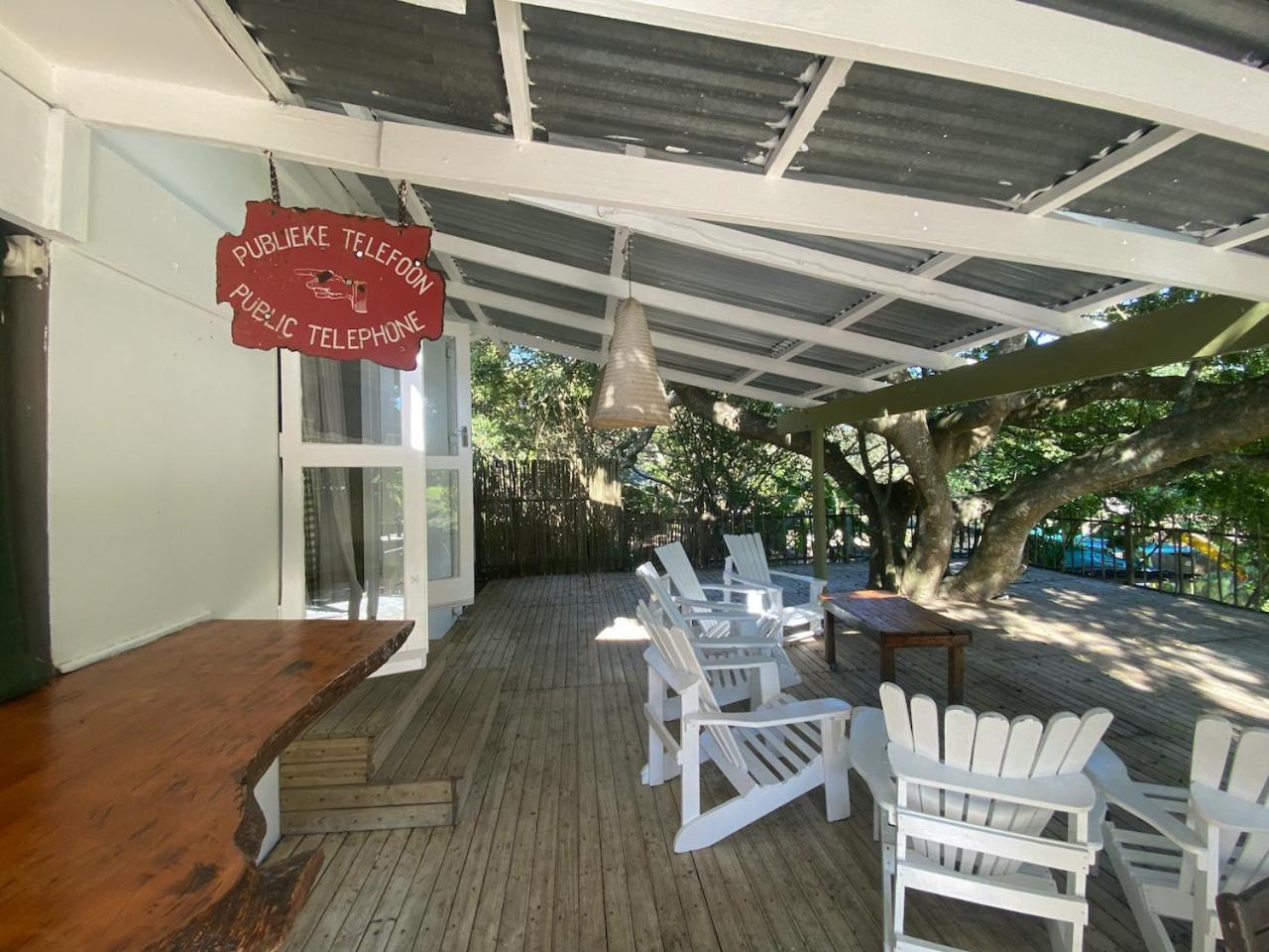 The Riverdeck And Backpackers Lodge *