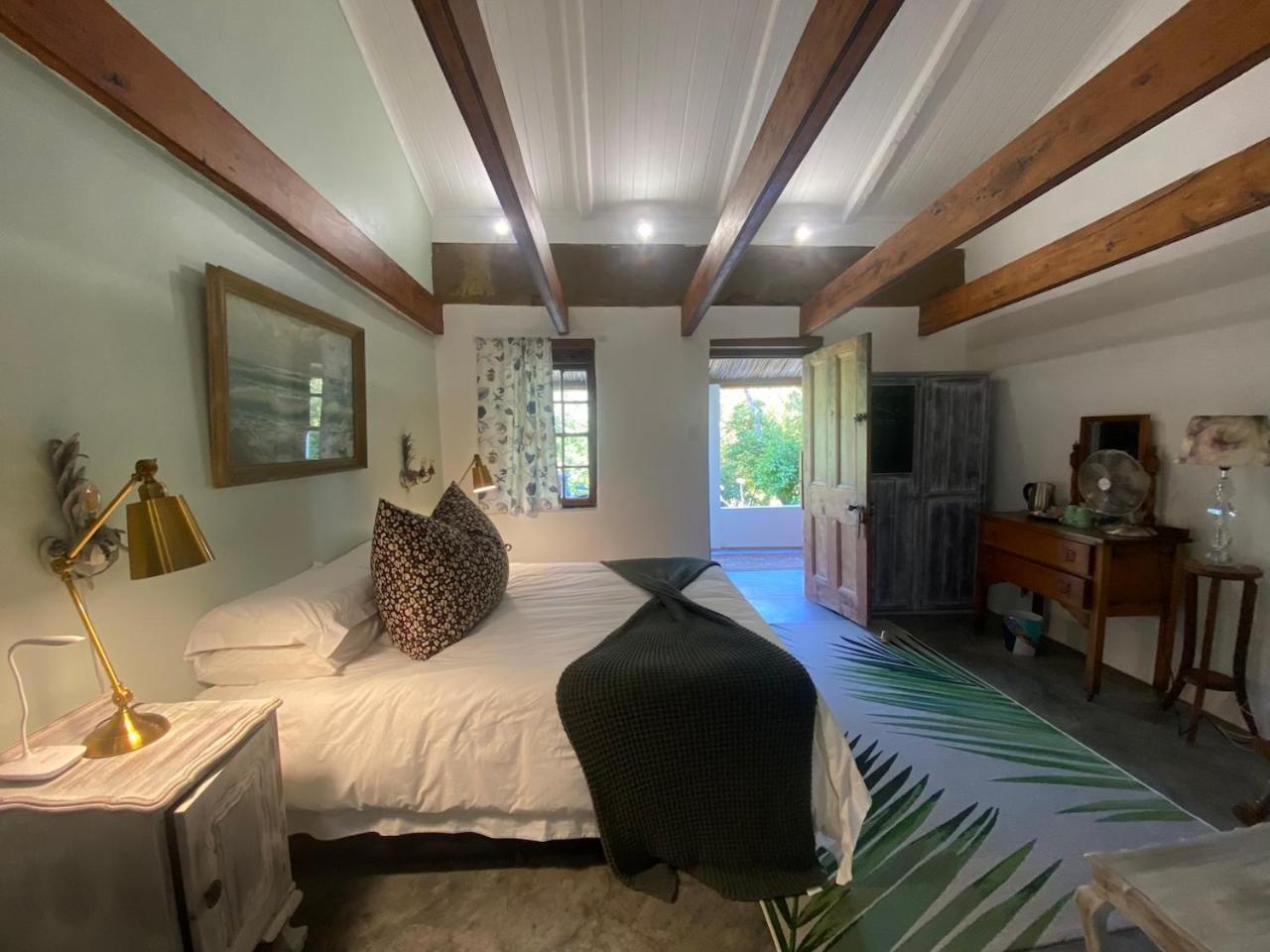 Lodge The Riverdeck And Backpackers