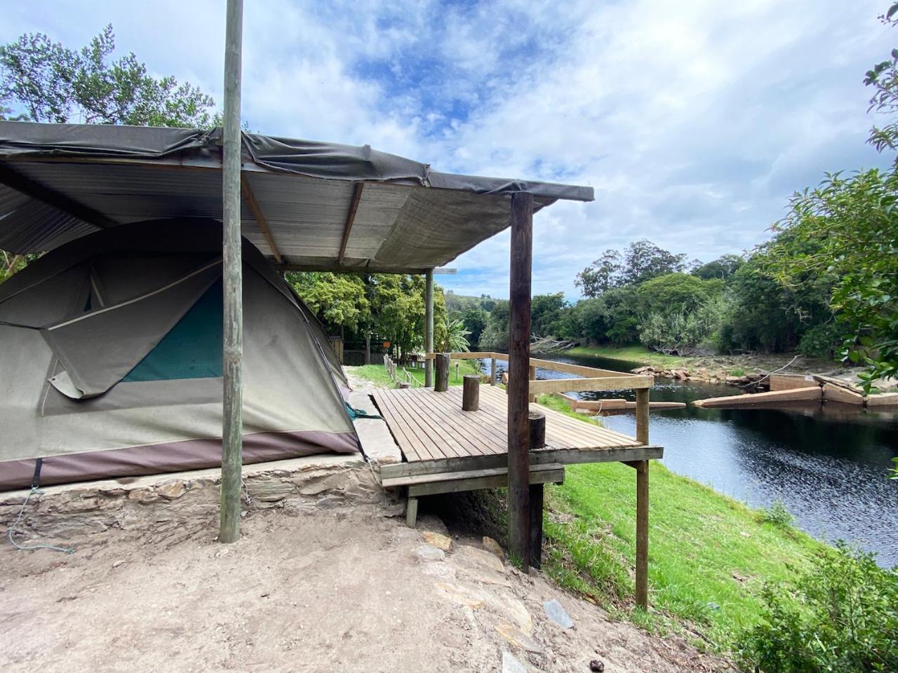 Lodge The Riverdeck And Backpackers *