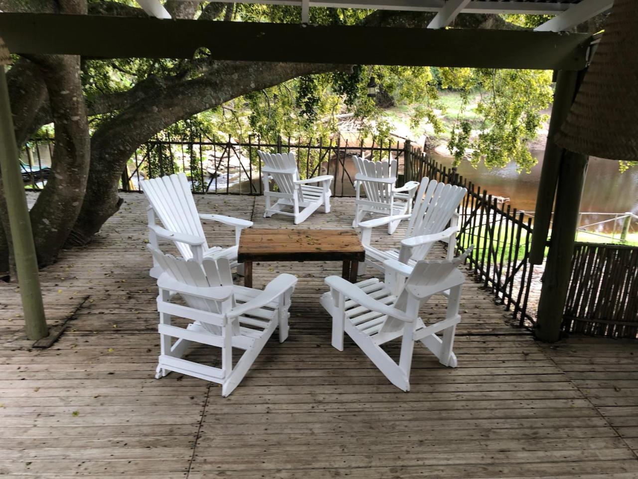 The Riverdeck And Backpackers Lodge *