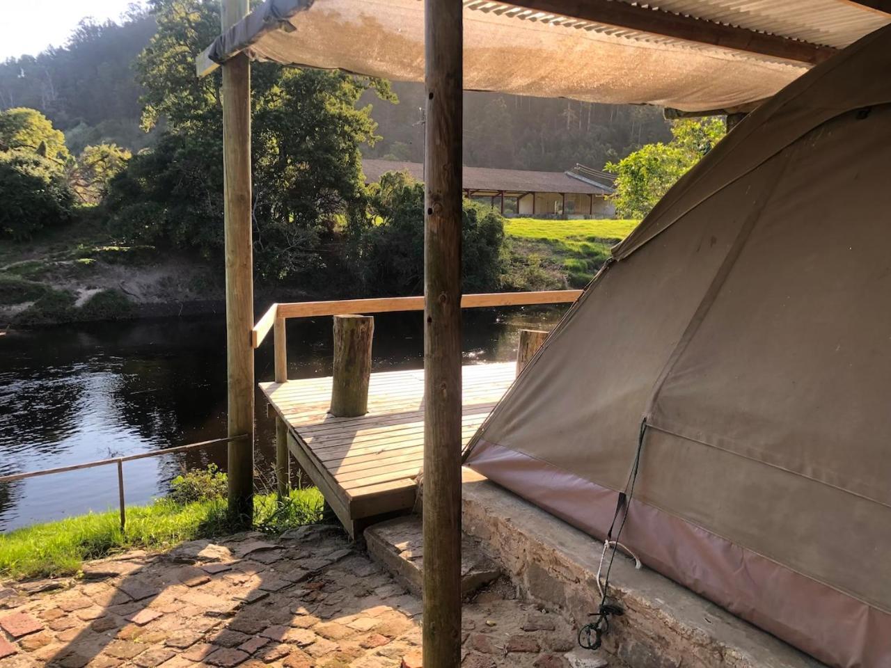 Lodge The Riverdeck And Backpackers *