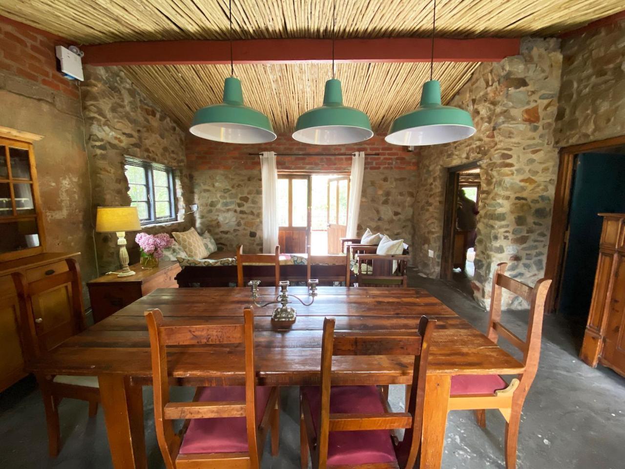 The Riverdeck And Backpackers Lodge