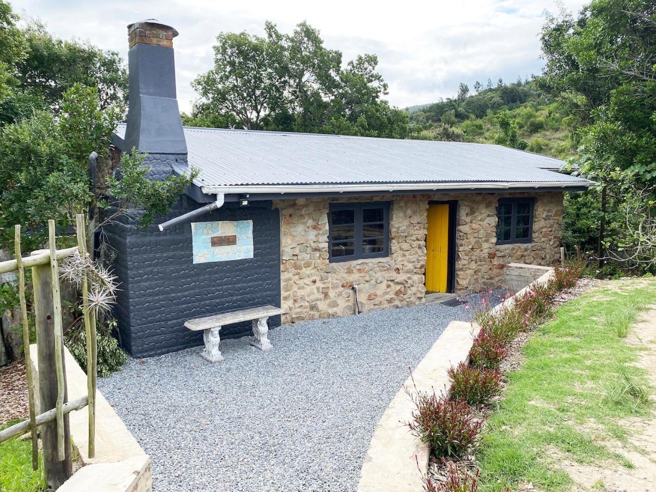 The Riverdeck And Backpackers Lodge *