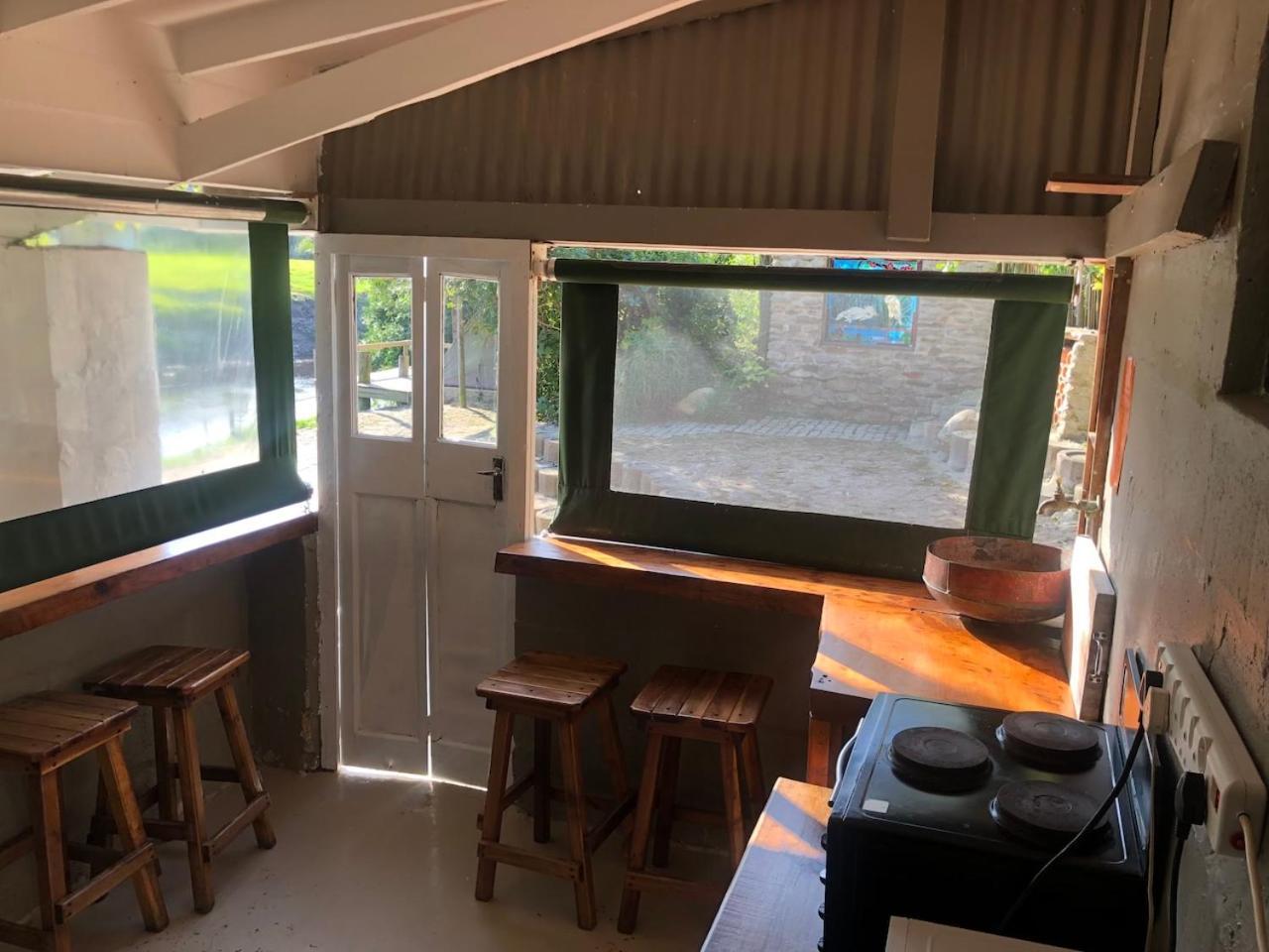 The Riverdeck And Backpackers Lodge *