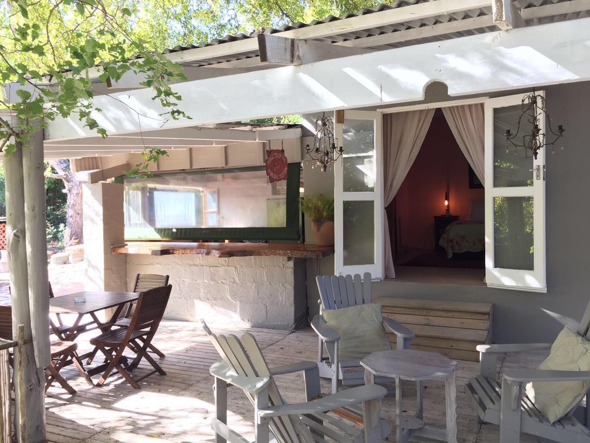 The Riverdeck And Backpackers Lodge